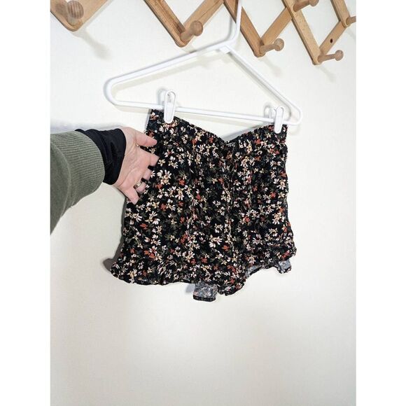 Abercrombie & Fitch Black Floral Ruffle Shorts - Size S - Picture 2 of 6